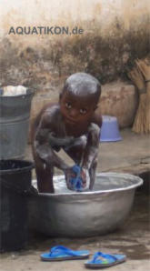 Afrikanischer Junge in Badewanne